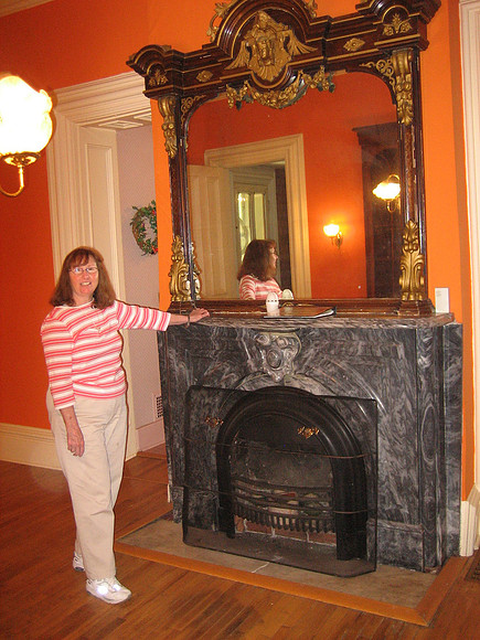 Black Italian Marble and Mirror in Dining Room